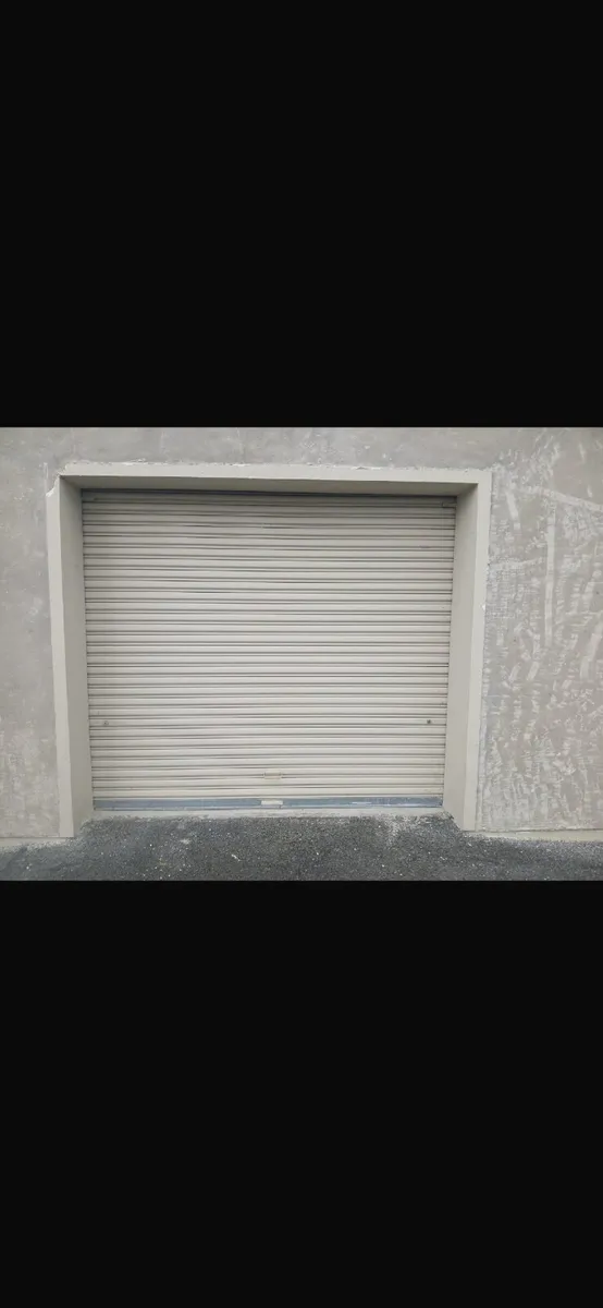 Manually operated roller shutter garage door - Image 1