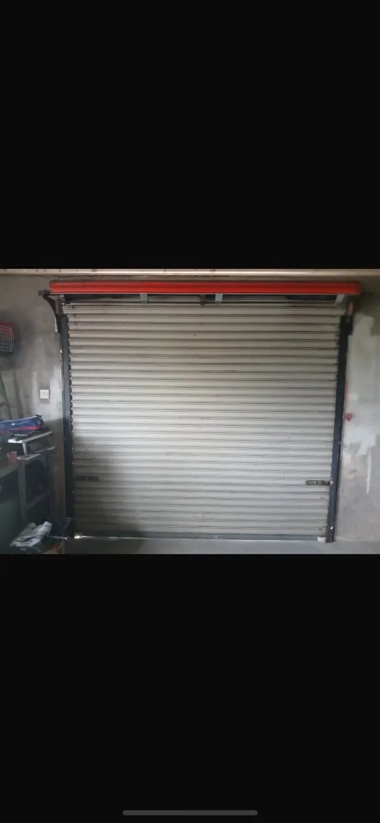 Manually operated roller shutter garage door - Image 2