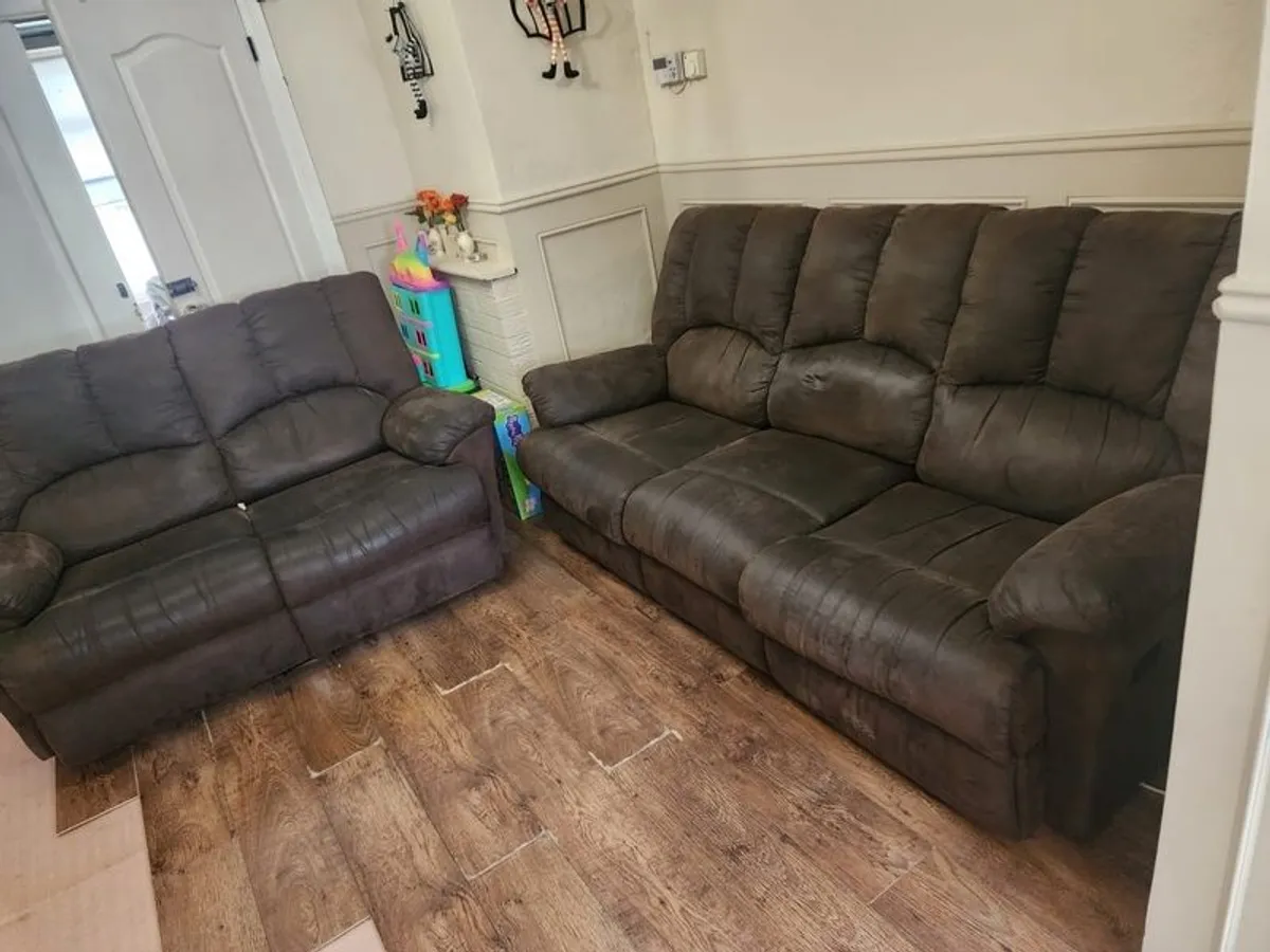 3+2 recliner sofa - Image 1