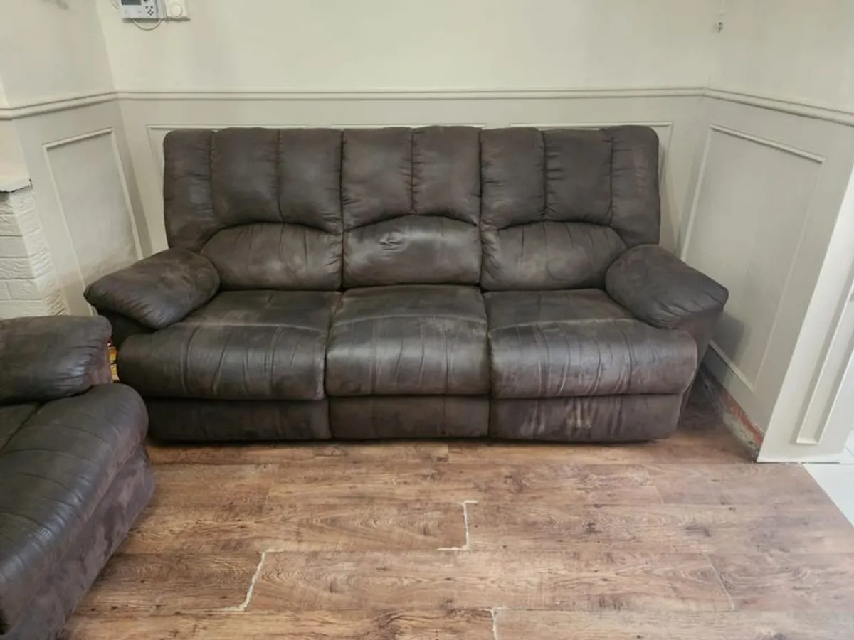 3+2 recliner sofa - Image 3
