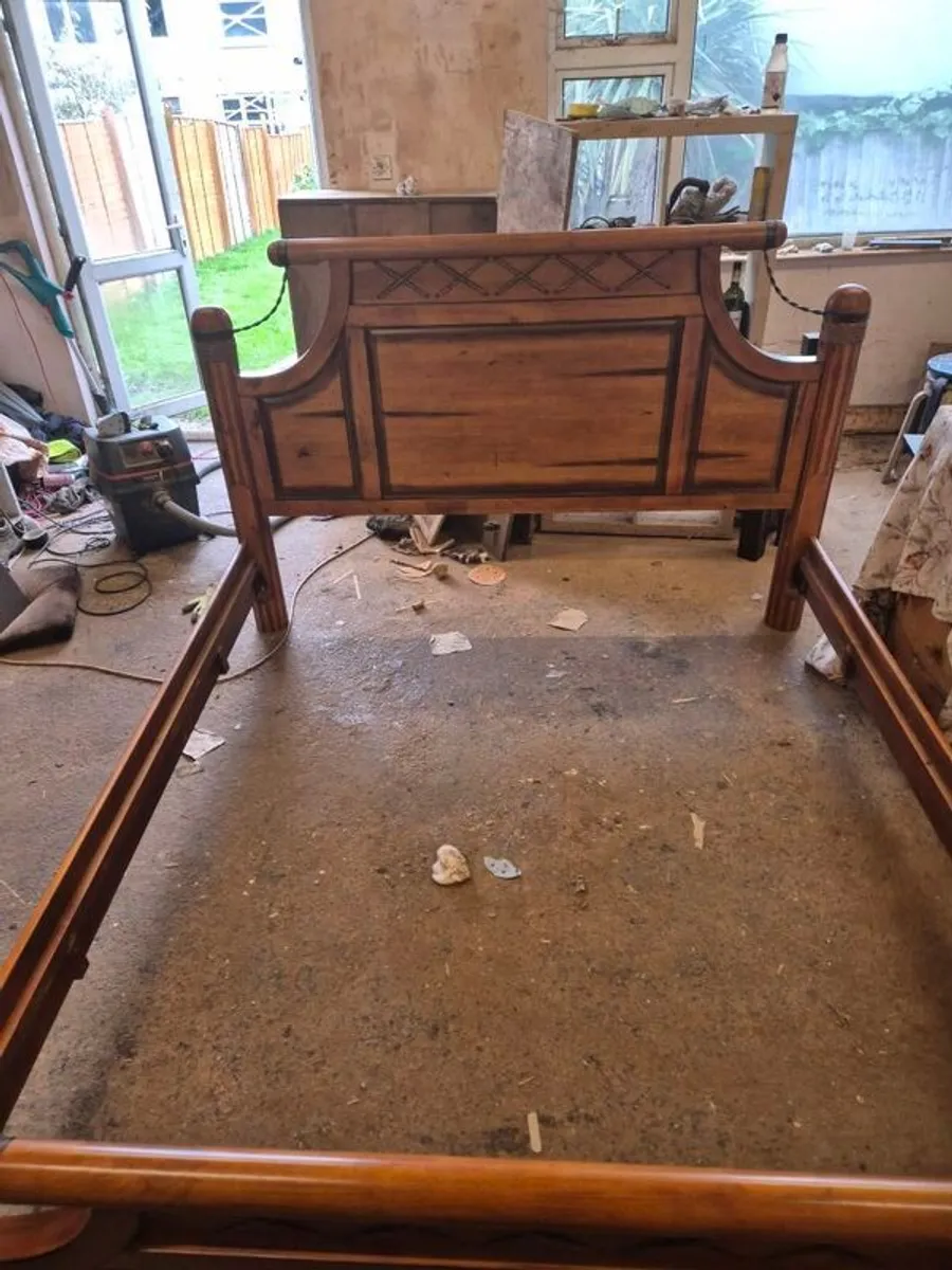 King bed - Image 1