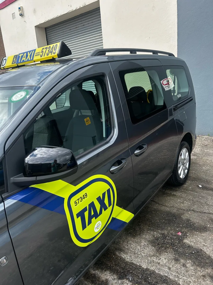 Taxi rental Vw caddy long Term 231 D auto - Image 1