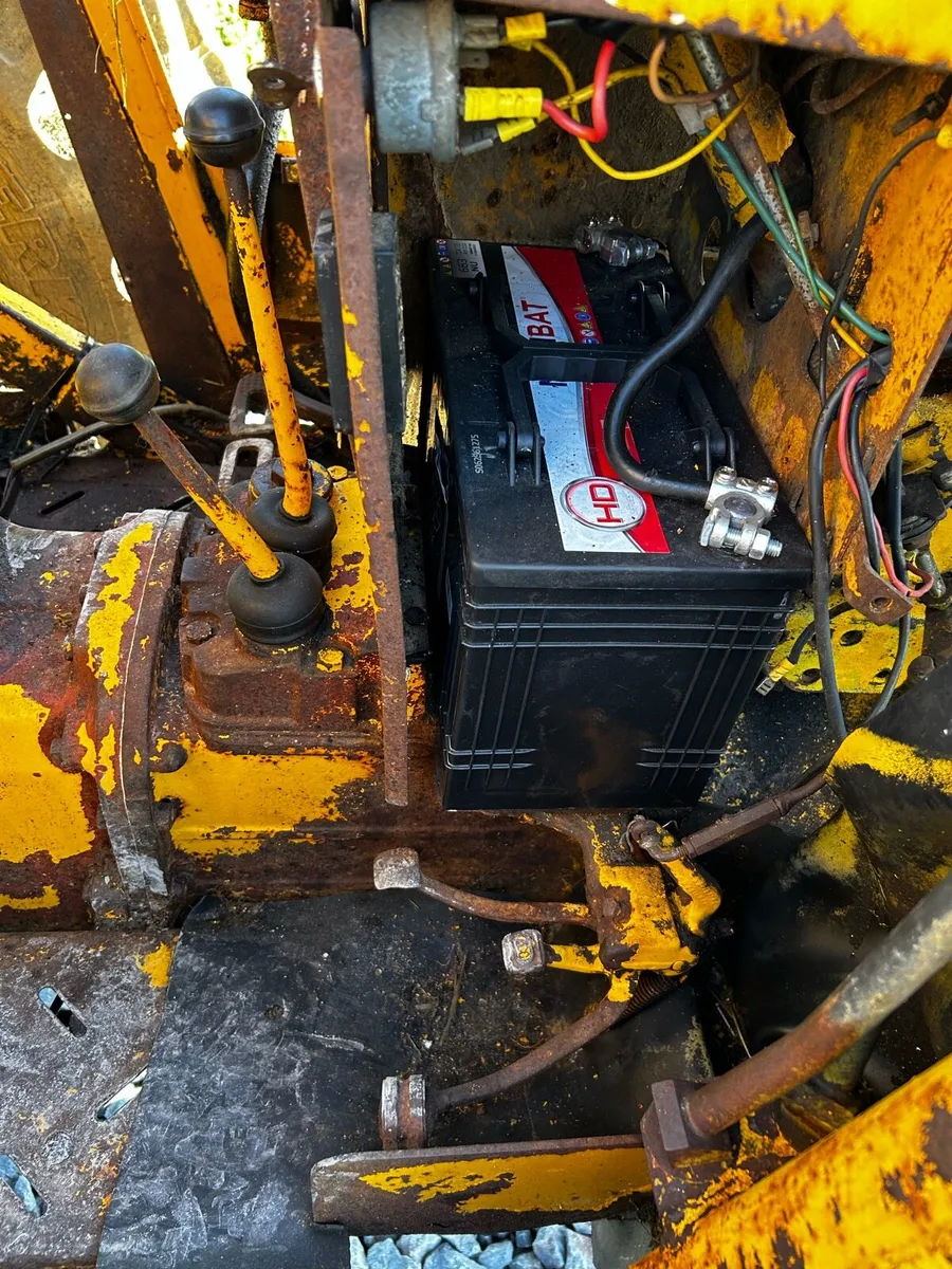 Mf 50 tractor with loader - Image 3