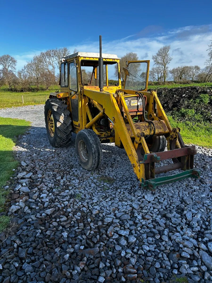 Mf 50 tractor with loader - Image 2