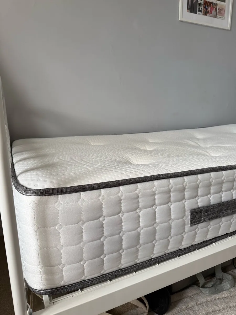 Bed frame + Mattress - Image 2