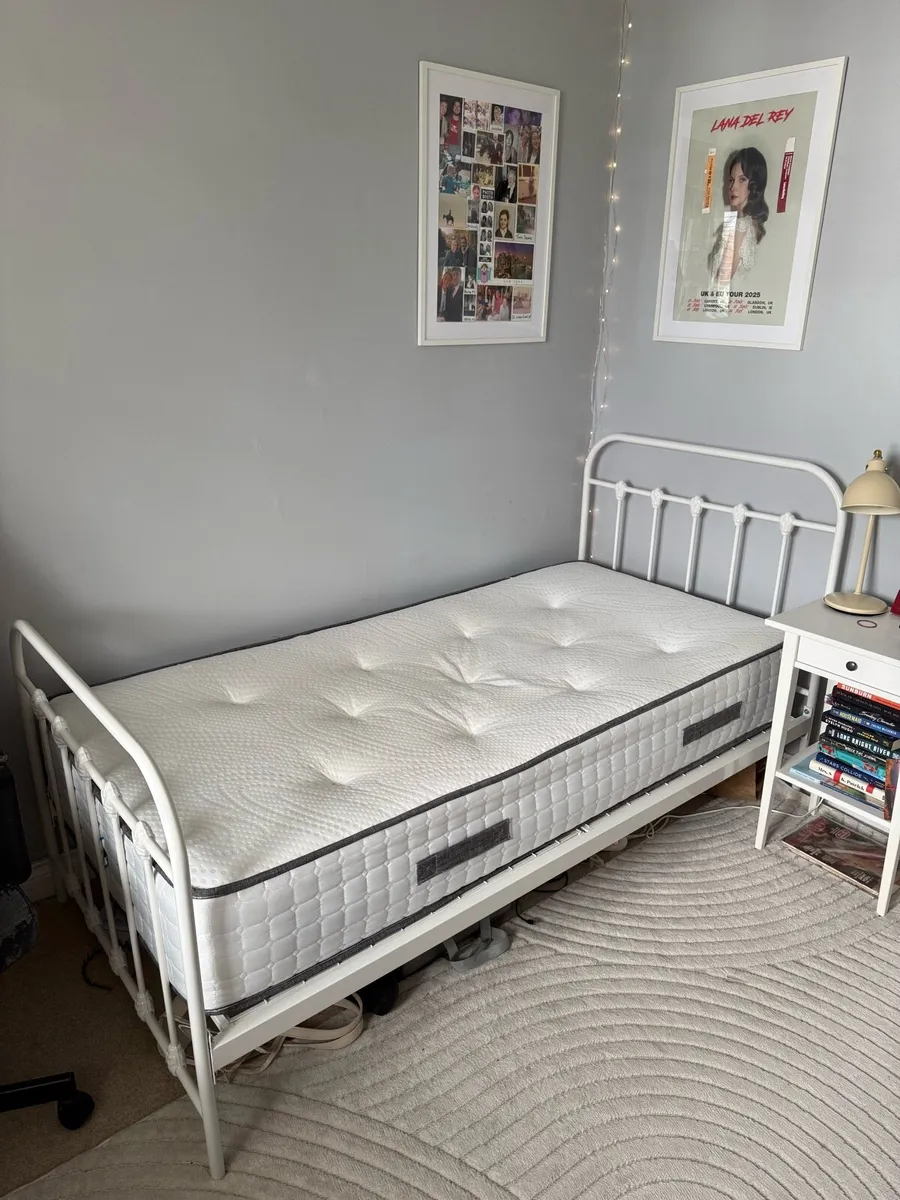 Bed frame + Mattress - Image 1