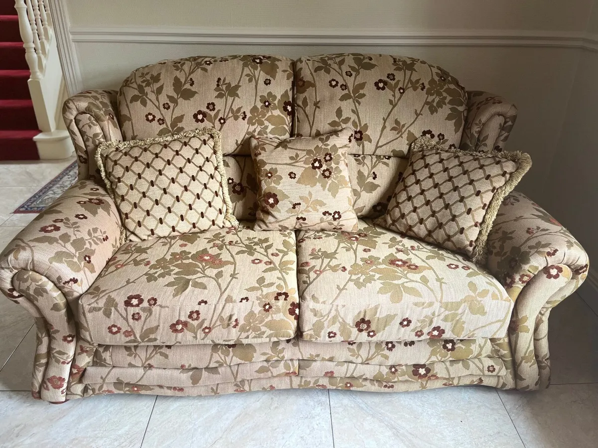 2 matching 2-seater sofas (+ cushions and tables) - Image 1