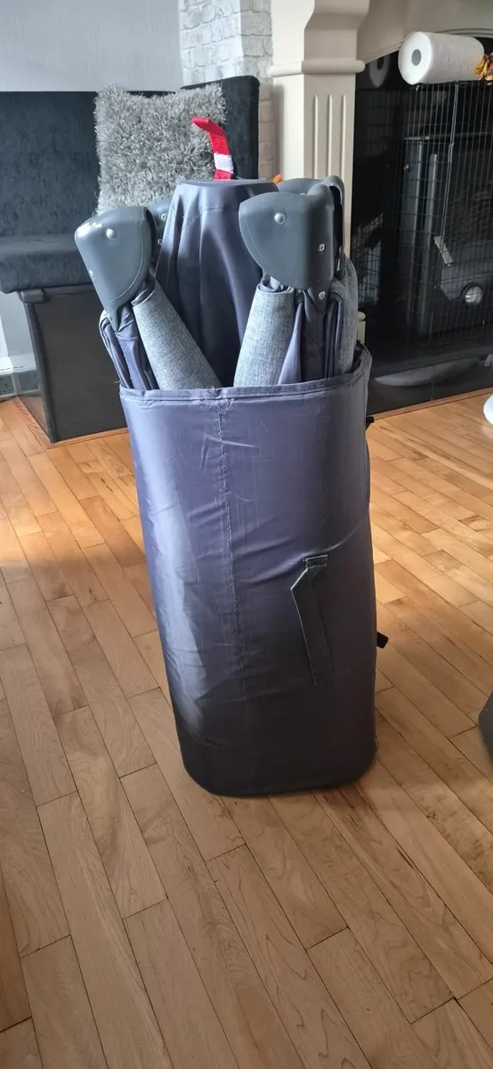 Travel cot - Image 2