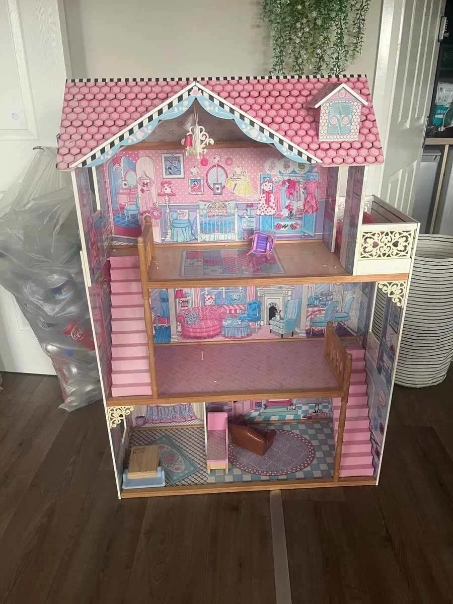 Large doll house free