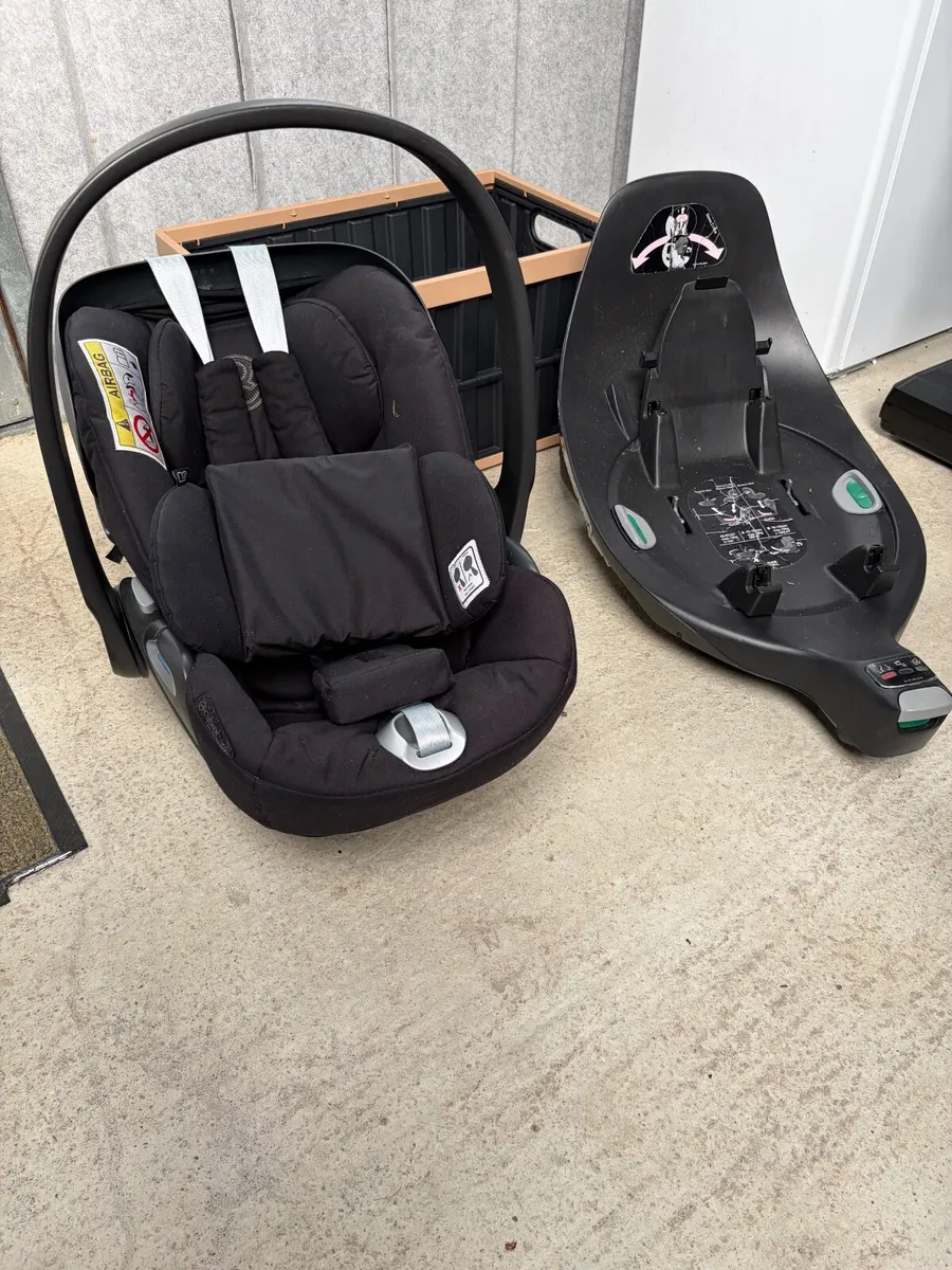Cybex Cloud Z car seat and base - Image 2