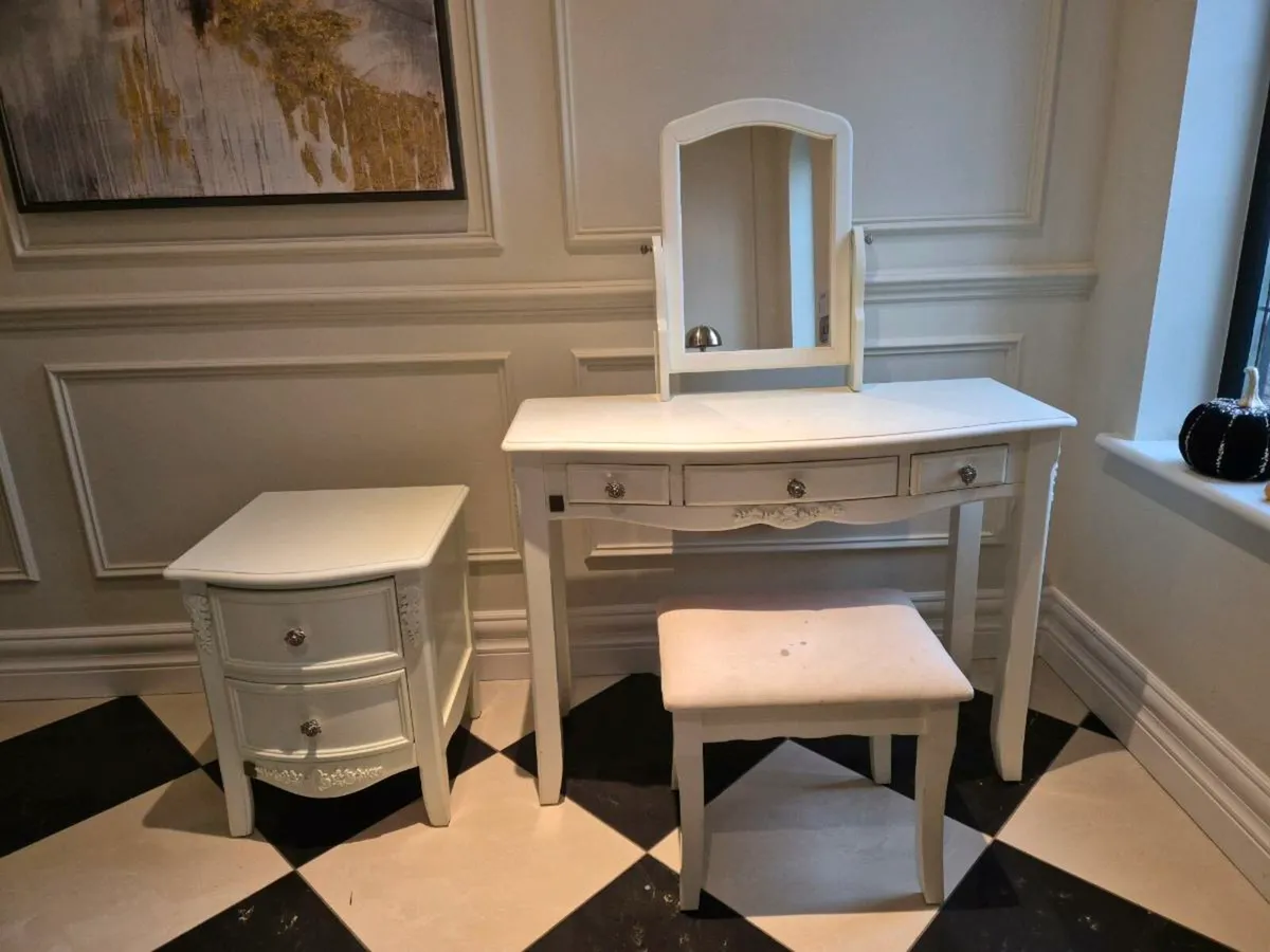 Dressing table & locker - Image 1