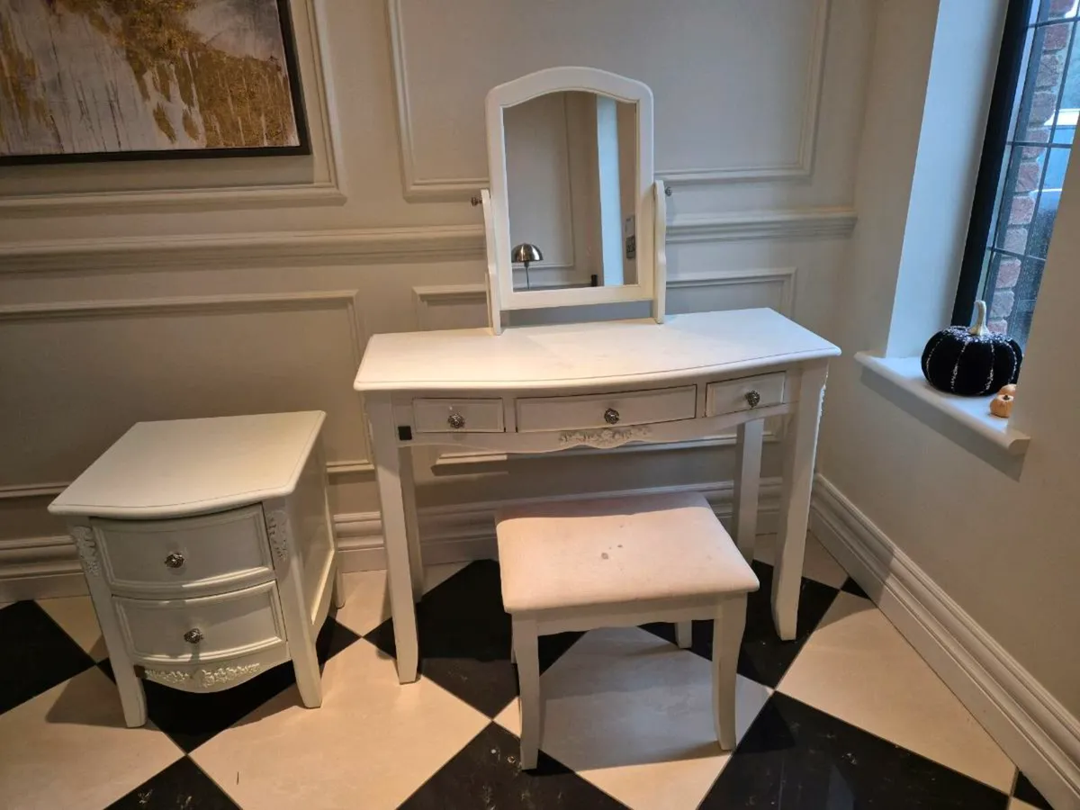 Dressing table & locker - Image 2