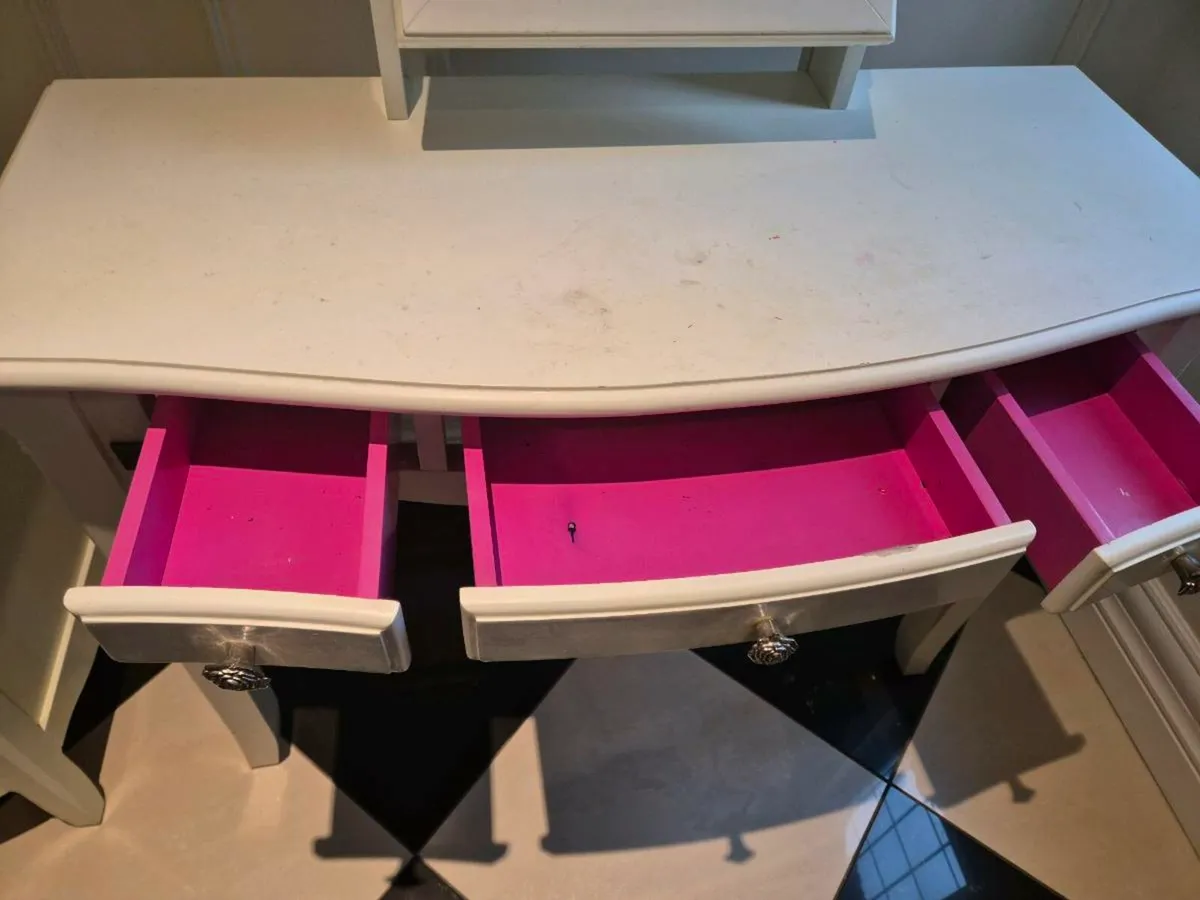 Dressing table & locker - Image 3