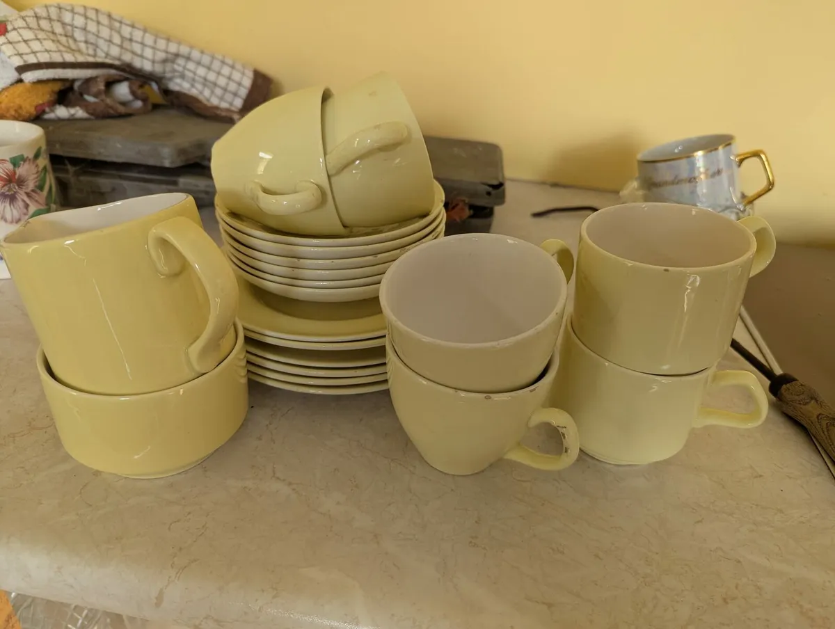 Carrigaline Pottery set - Image 1