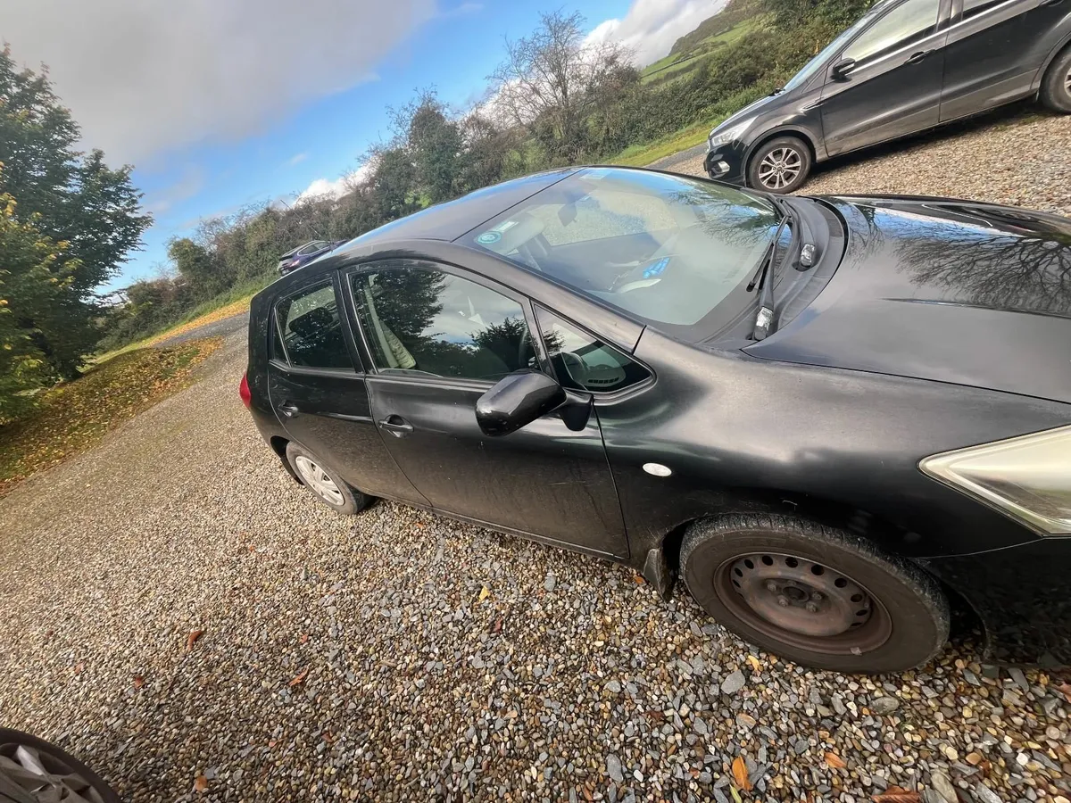Toyota Auris 2007 - Image 2