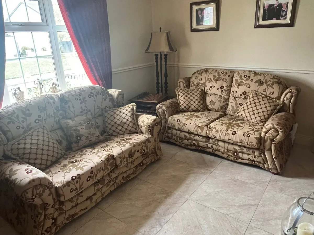 2 matching 2-seater sofas (+ cushions and tables) - Image 2
