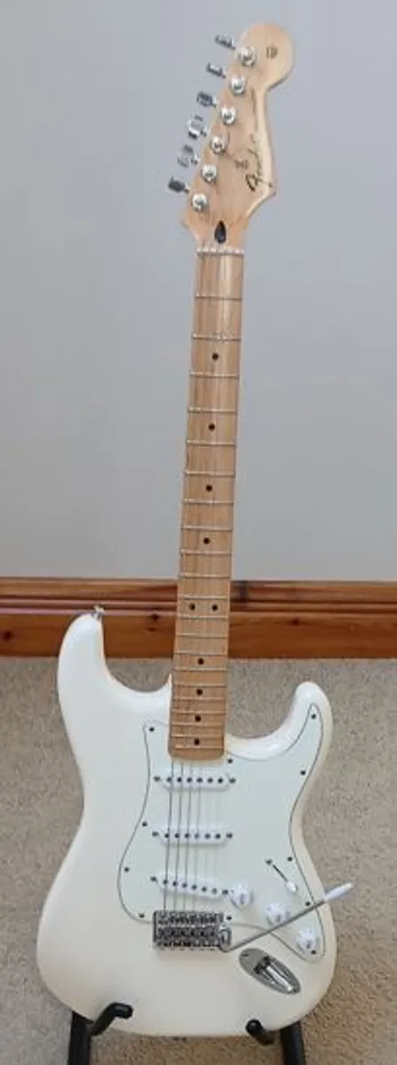 Fender Stratocaster 2017 - Image 2