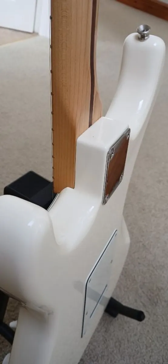 Fender Stratocaster 2017 - Image 4
