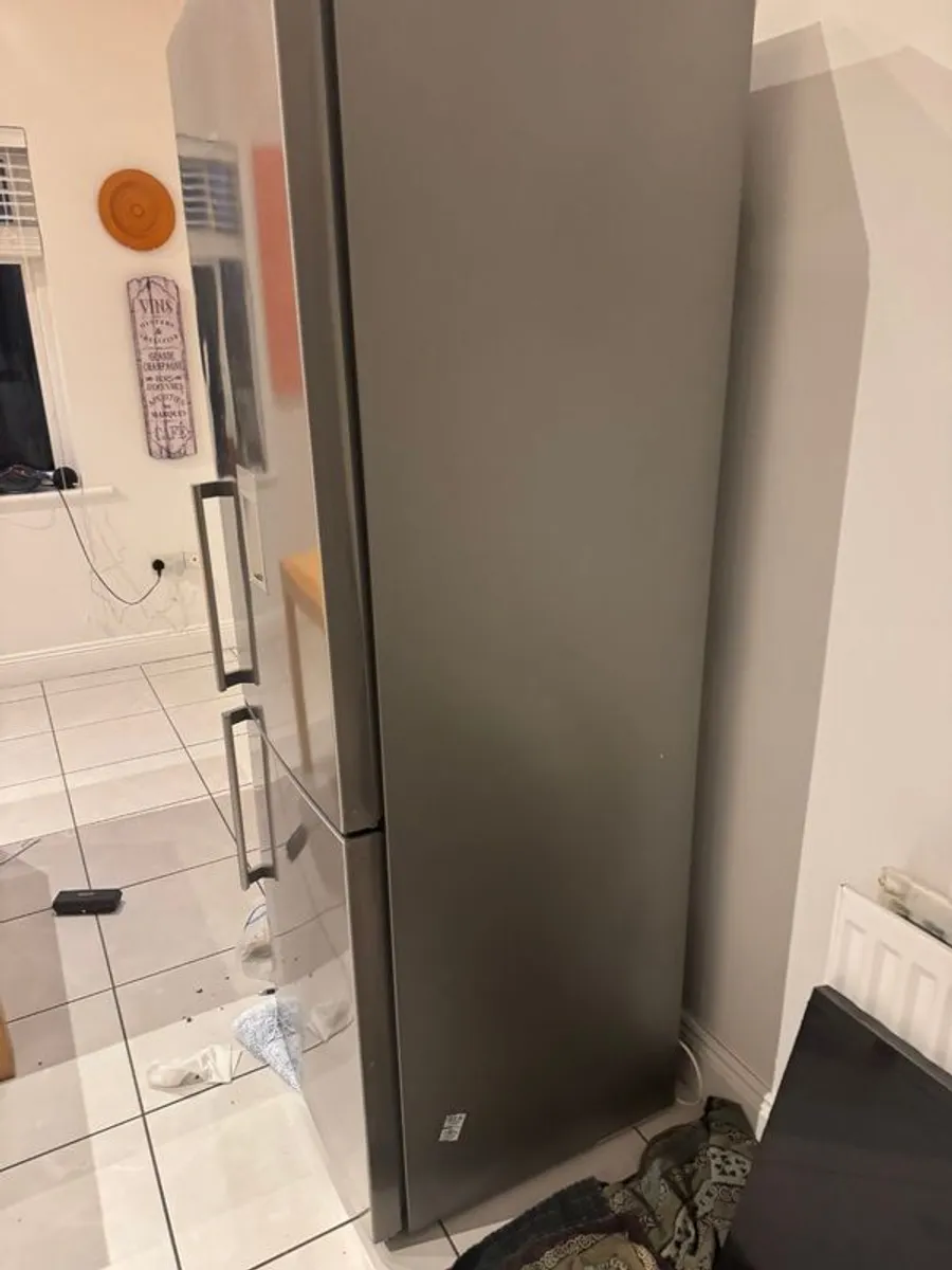 Bosch Fridge- freestanding (not integrated) - Image 4