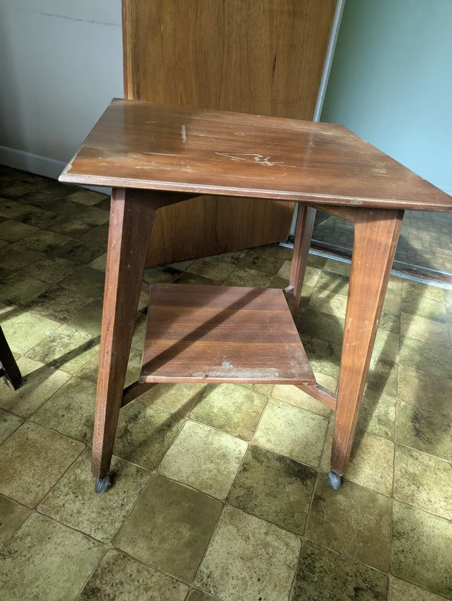 Table on castors