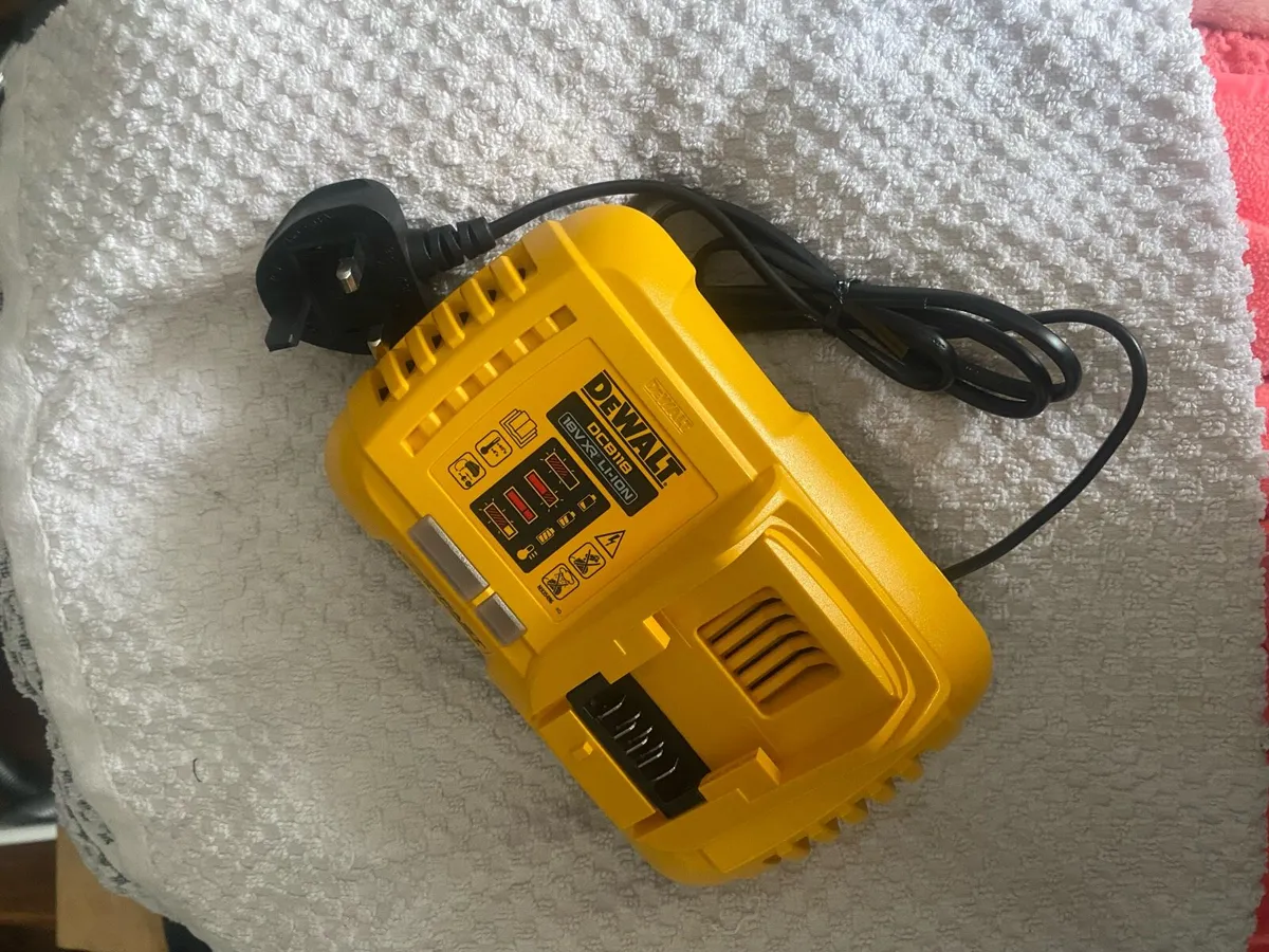 Dewalt batteries xr 12ah sds drill and fast charge - Image 3