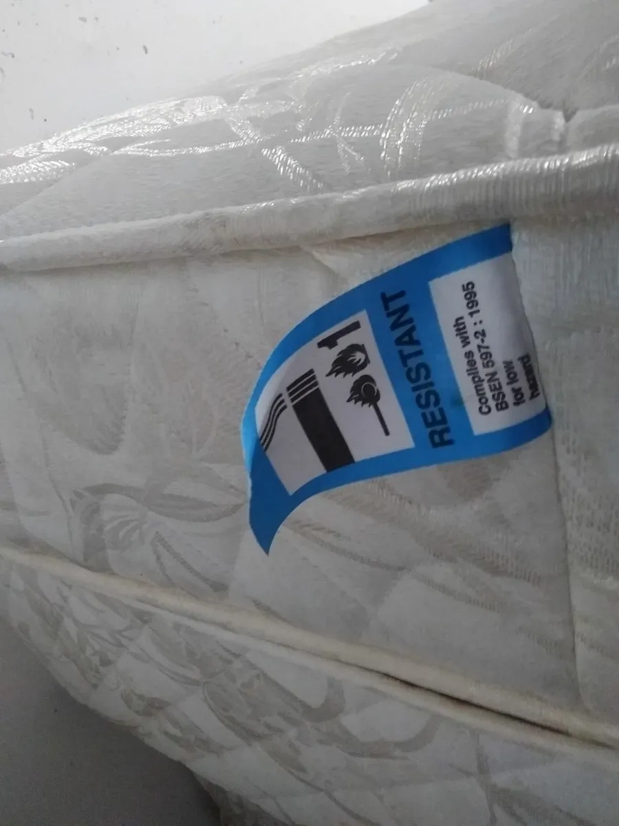 Single bed bases 3, with headboards. 1 mattress. - Image 1