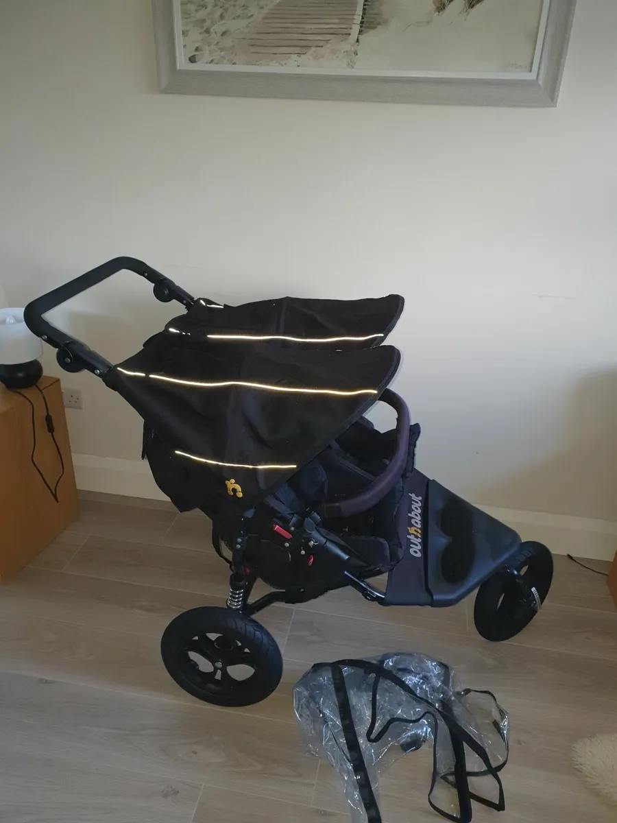 Out N About double stroller - Image 1