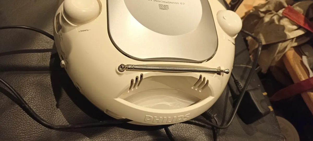 Philips Dynamic Bass Boost Radio/CD Player - Image 1