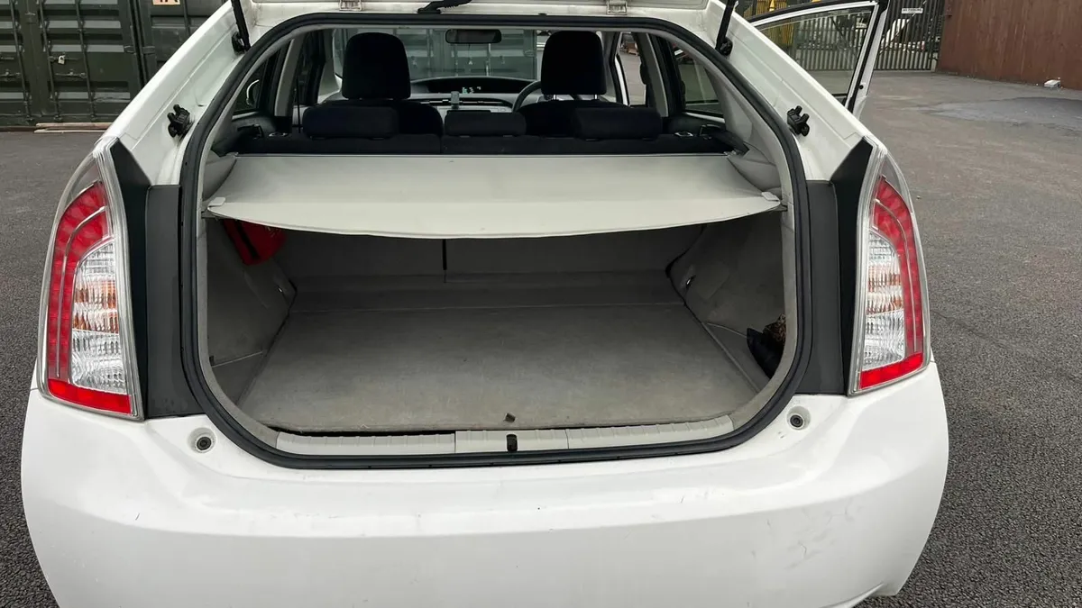 Toyota Prius 2015 - Image 2