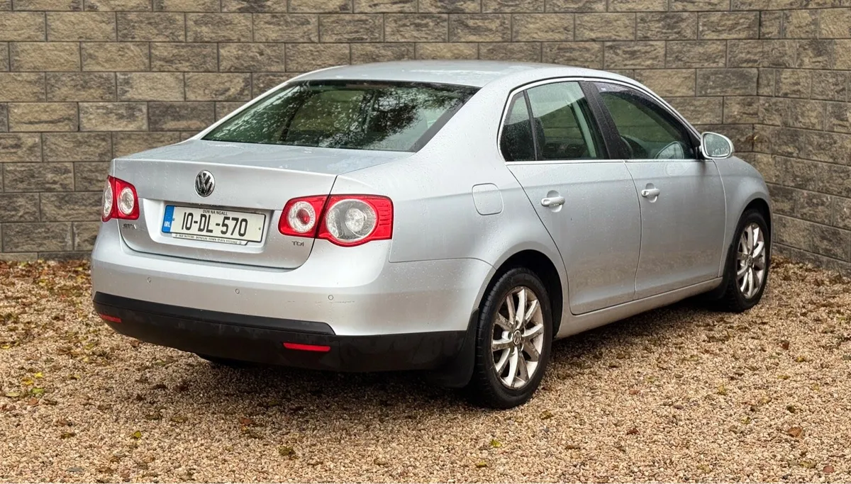 2010 Volkswagen Jetta - Image 3