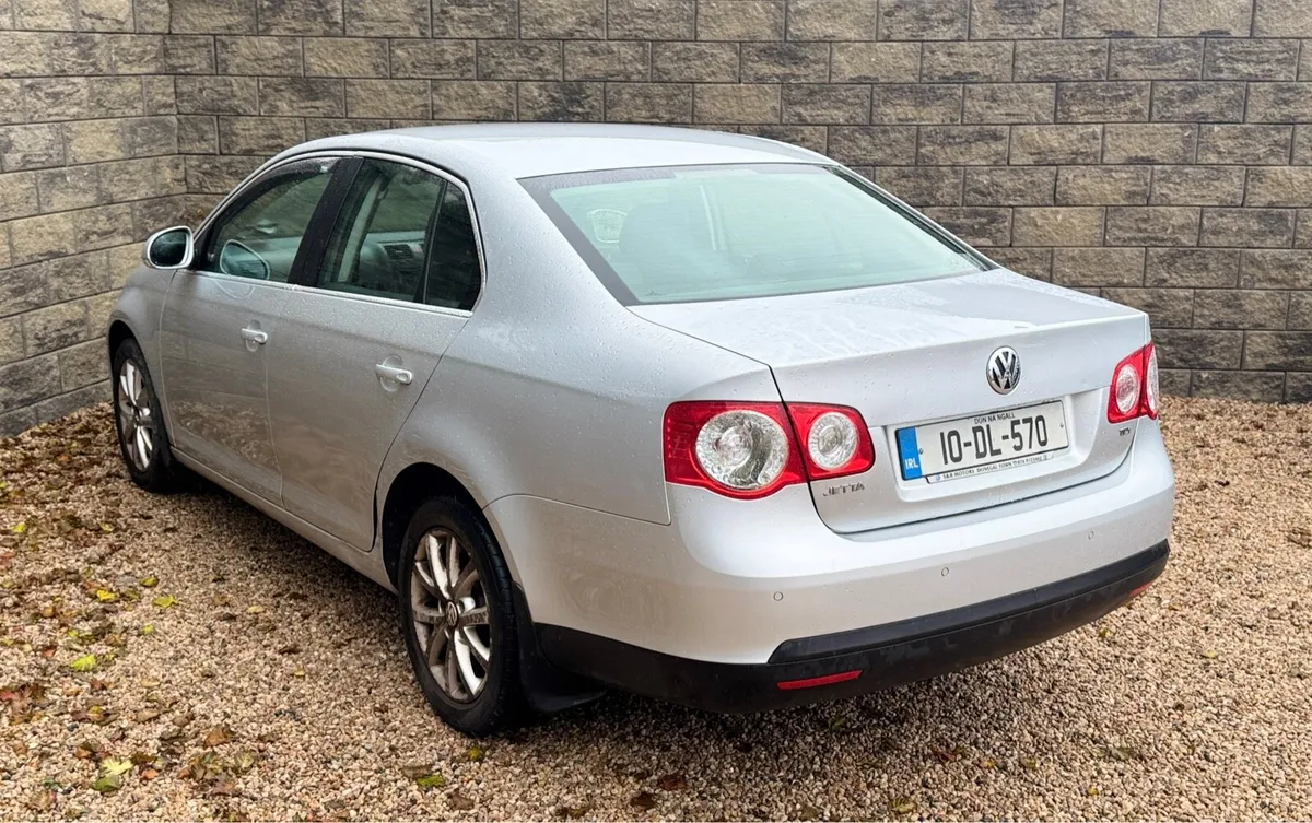 2010 Volkswagen Jetta - Image 4