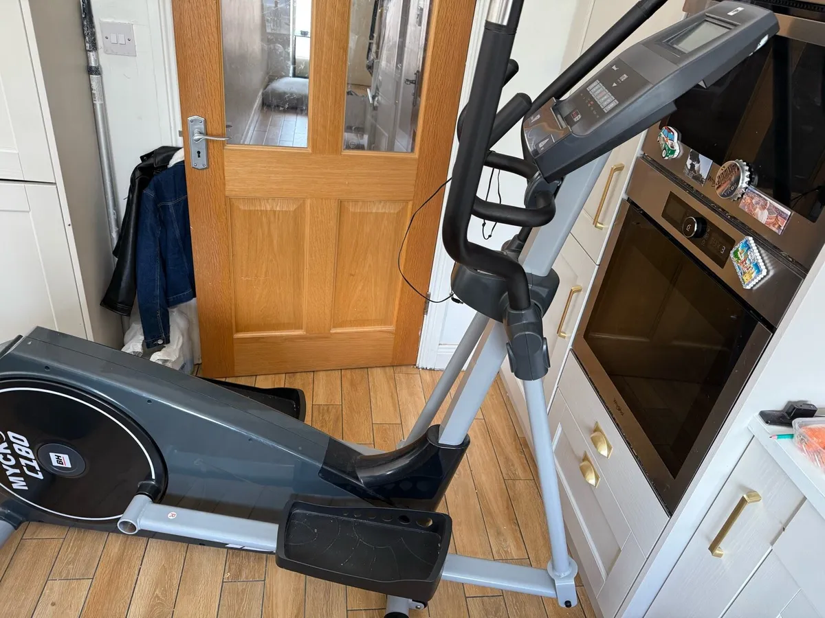 Cross trainer - Image 1