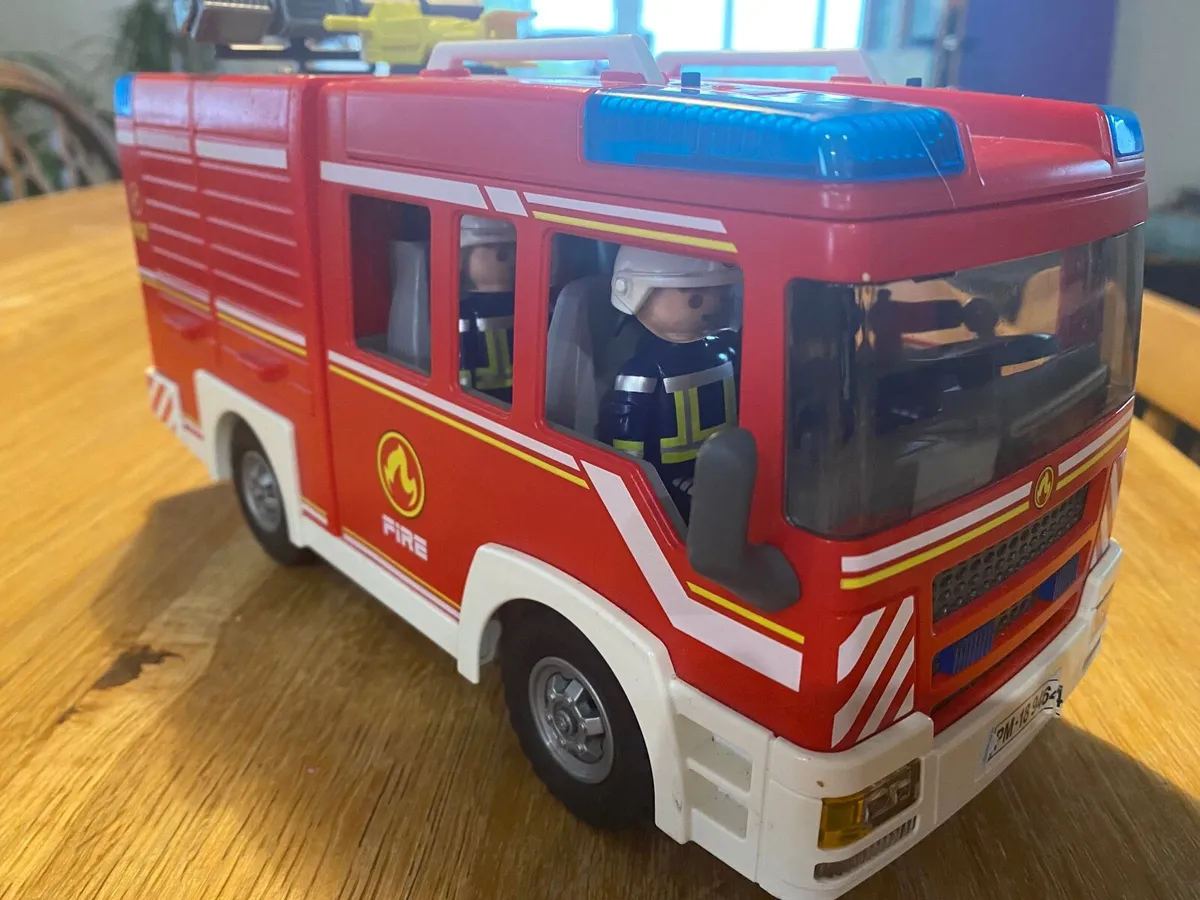 Playmobil fire engine, boat & trailer - Image 1