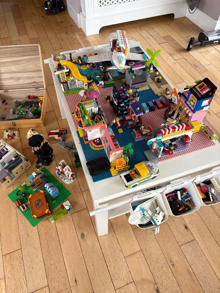 Logo table & Lego - Image 1