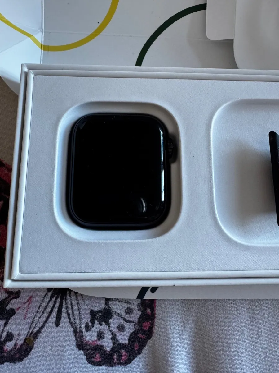 Apple Watch SE (40mm)grey with Midnight Sport band - Image 1