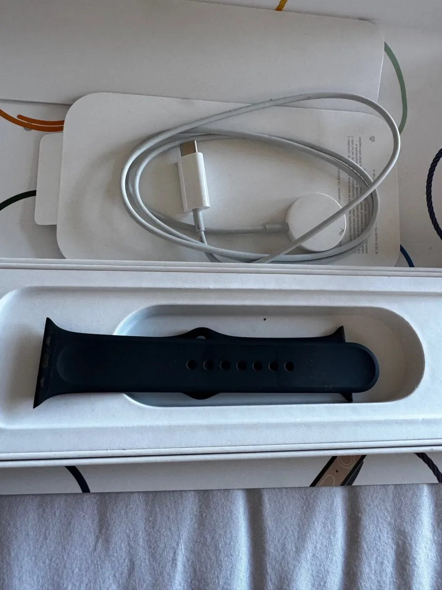 Apple Watch SE (40mm)grey with Midnight Sport band - Image 2