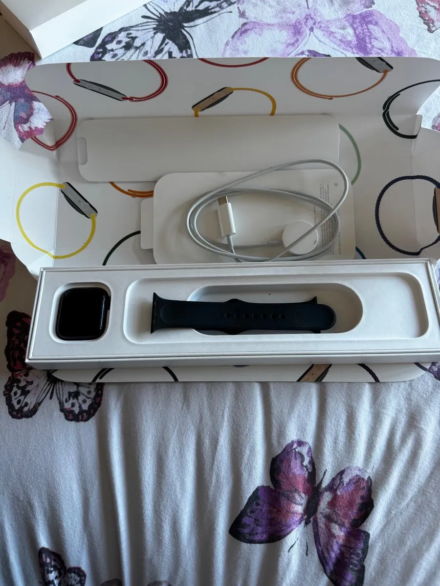 Apple Watch SE (40mm)grey with Midnight Sport band - Image 4