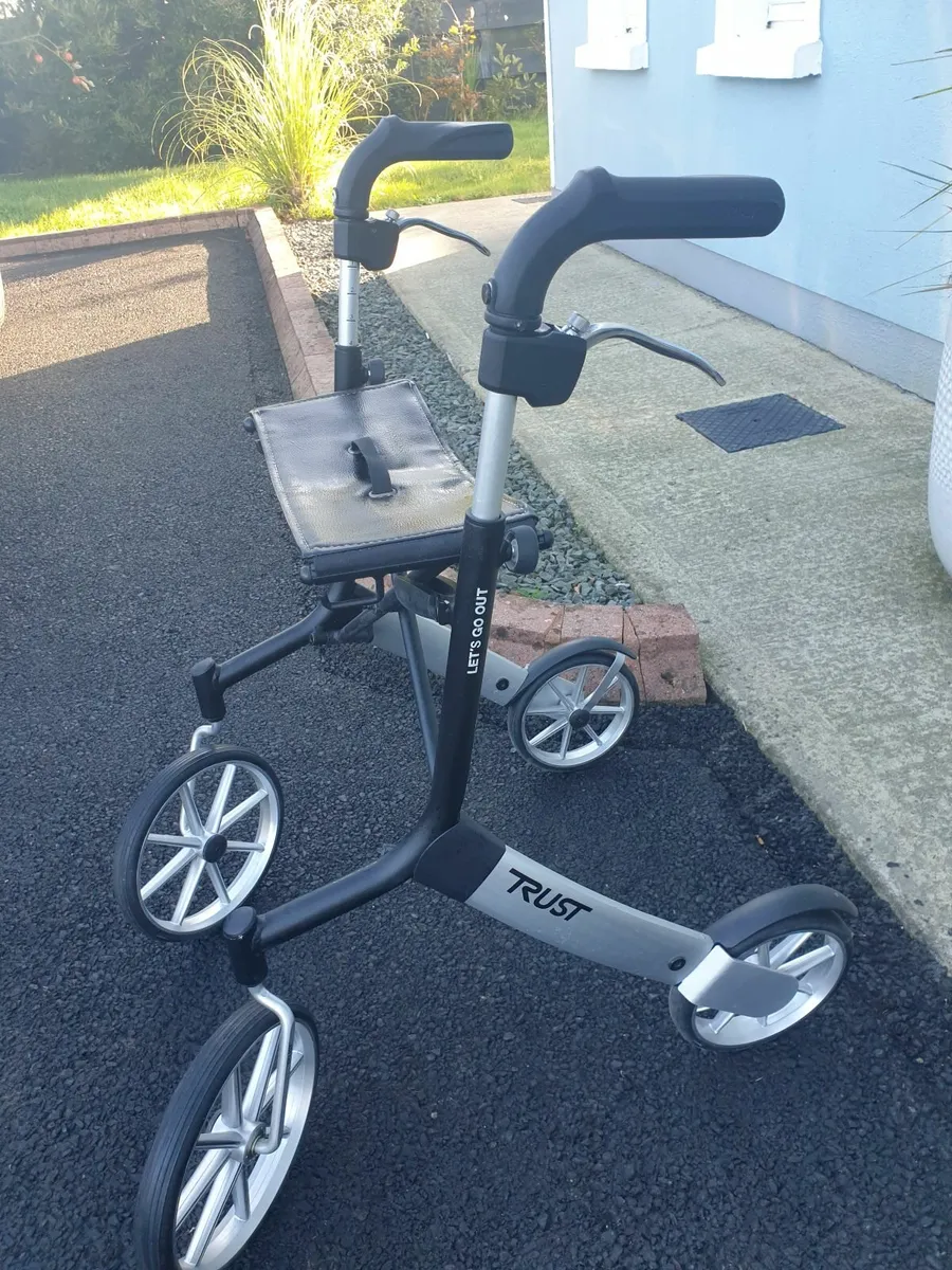 Wheelchair and walker nearly new - Image 4