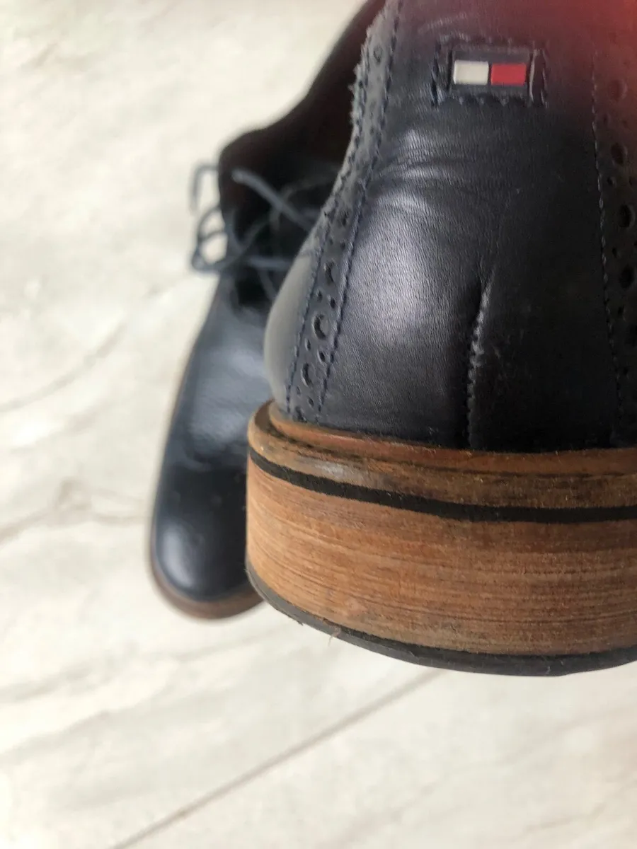 Men’s navy leather brogues - Image 3