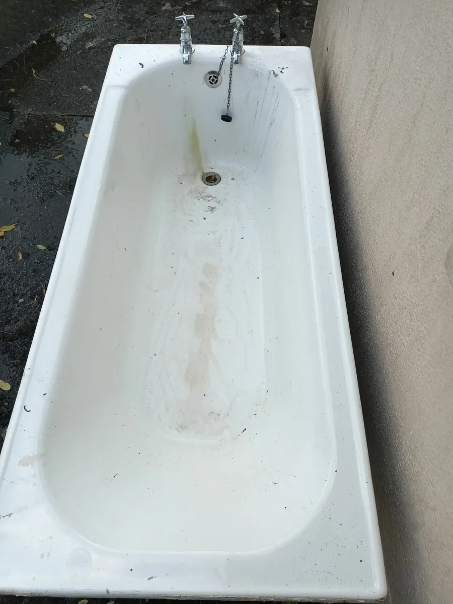 Old cast iron bath - Image 1