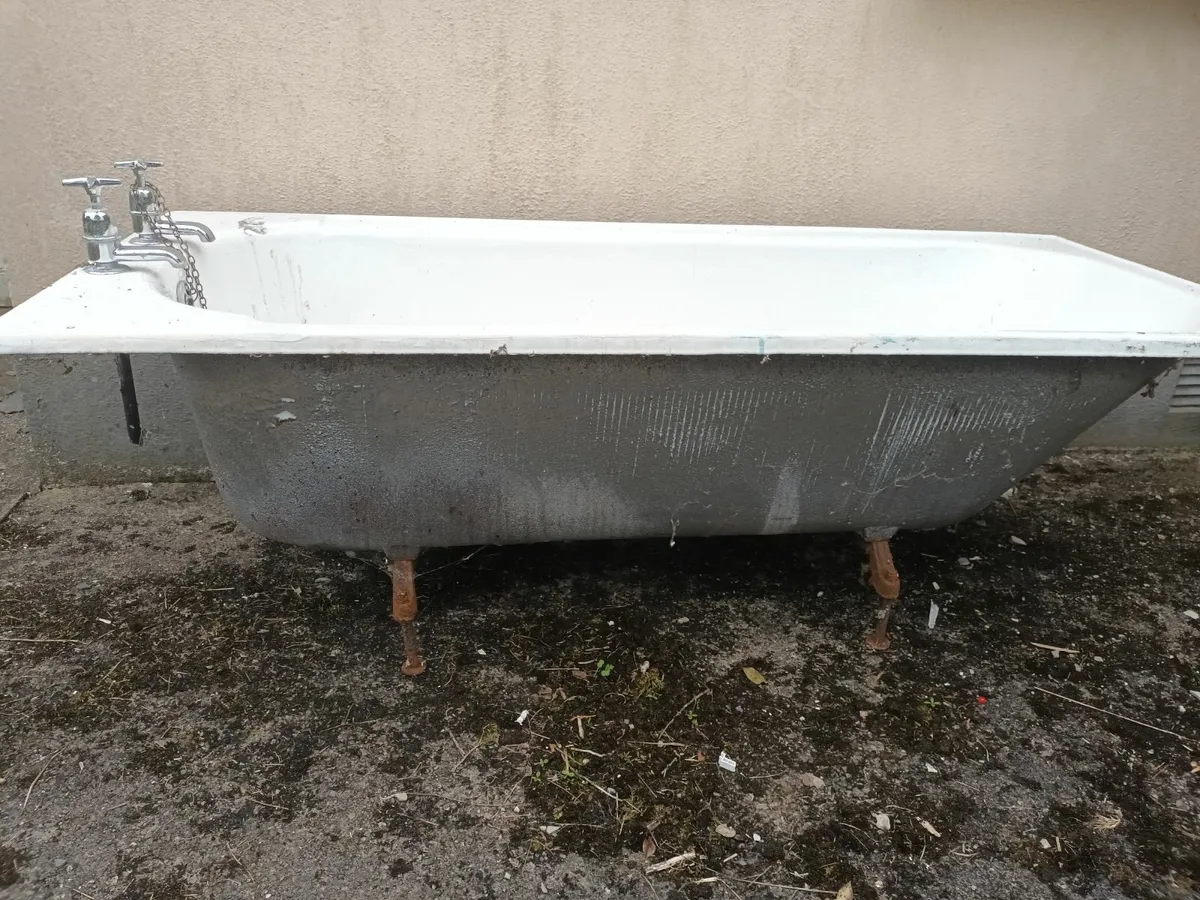 Old cast iron bath - Image 2