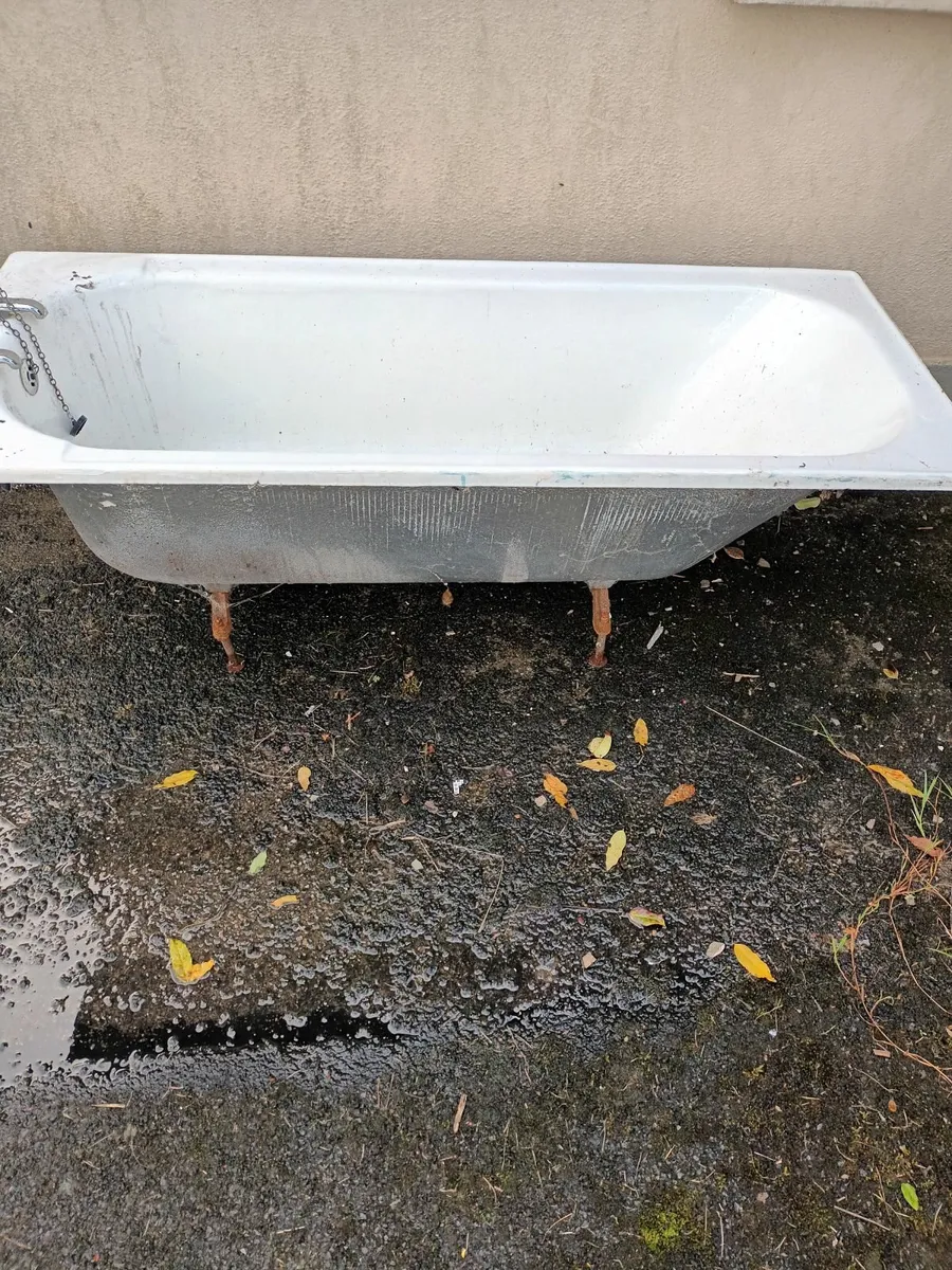 Old cast iron bath - Image 3