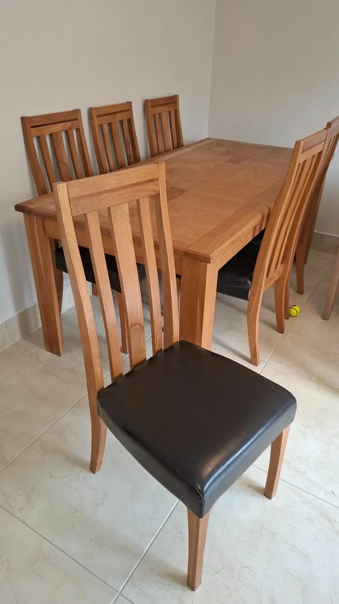 Table and chairs - Image 1
