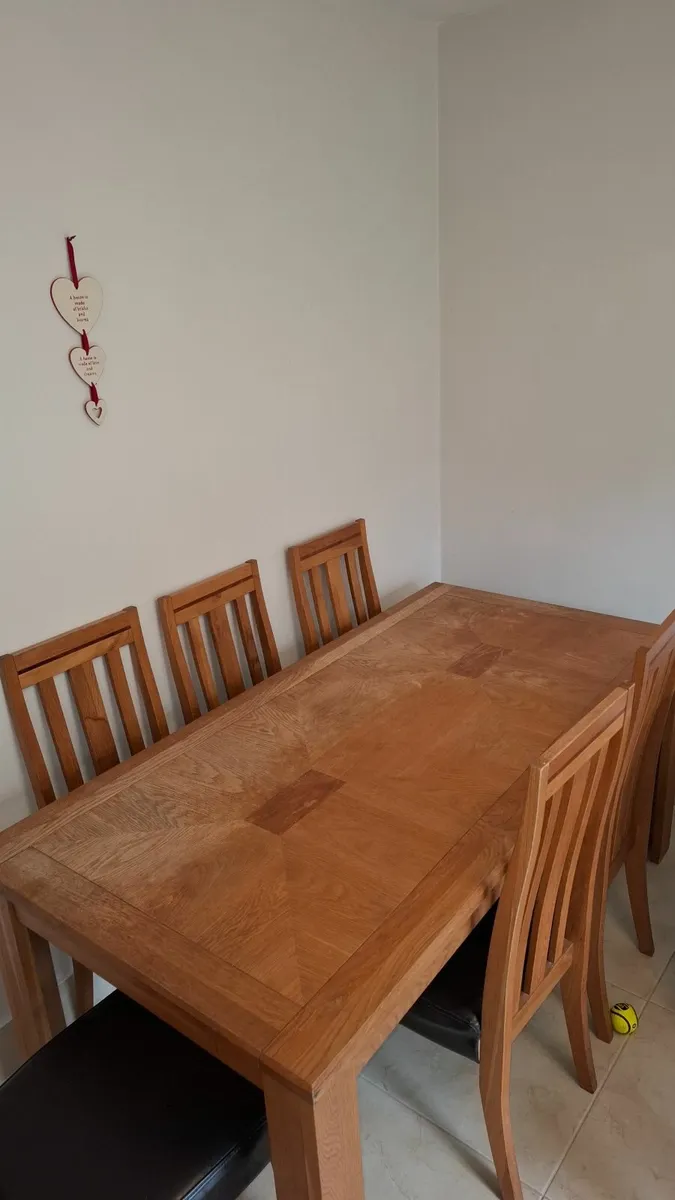 Table and chairs - Image 2