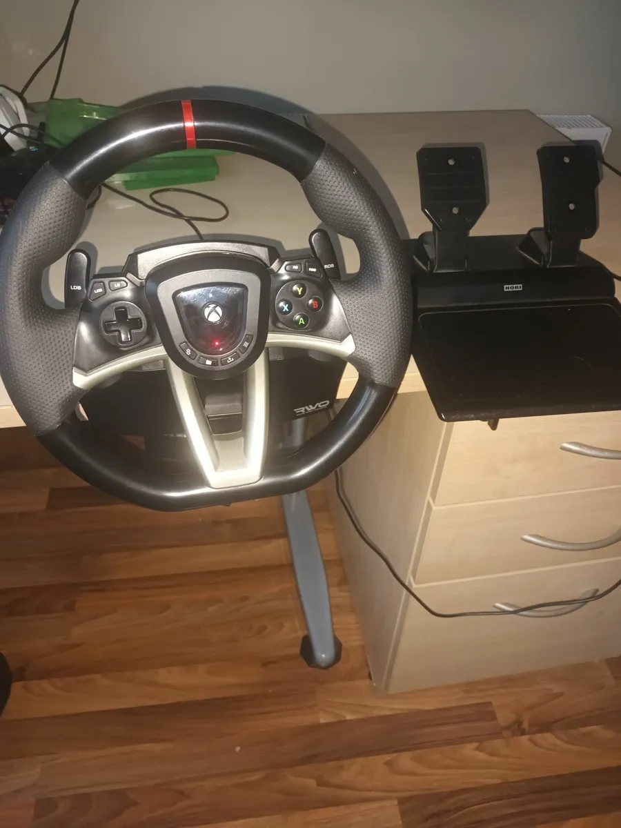 HORI Xbox one gaming steering wh, clamp and pedals - Image 1