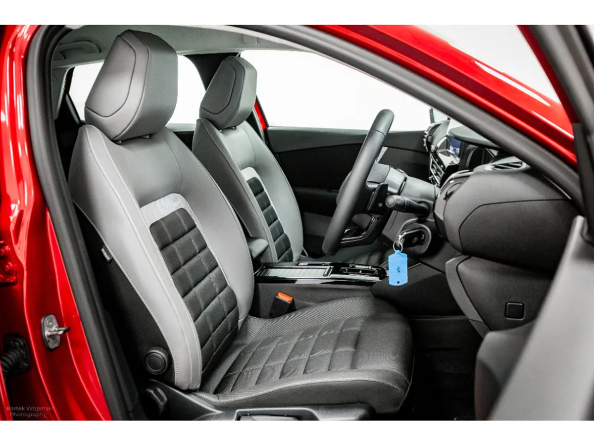 Citroen C4 X PLUS Hybrid Auto 145HP - Image 3