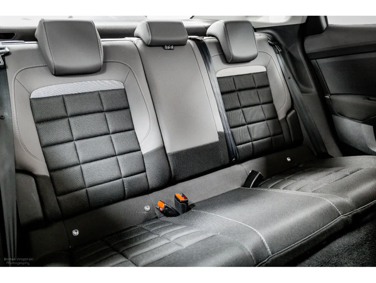 Citroen C4 X PLUS Hybrid Auto 145HP - Image 4