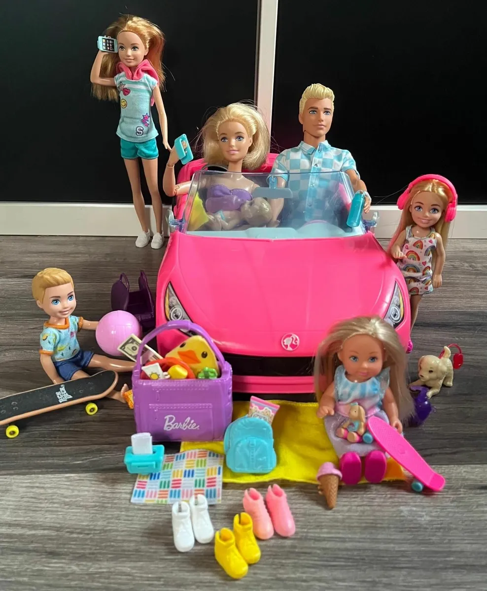 Barbie Family with accessories and a car - Image 1