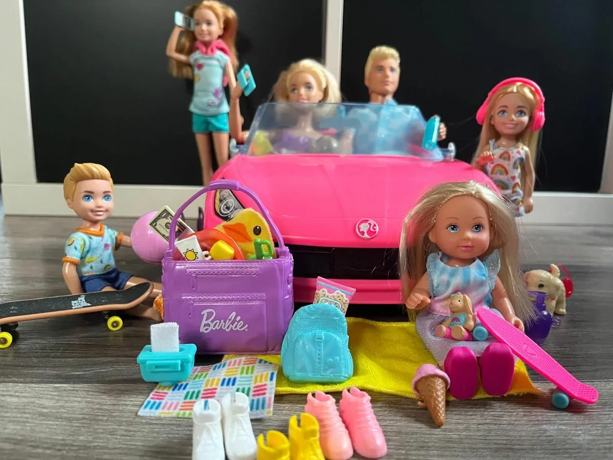 Barbie Family with accessories and a car - Image 2