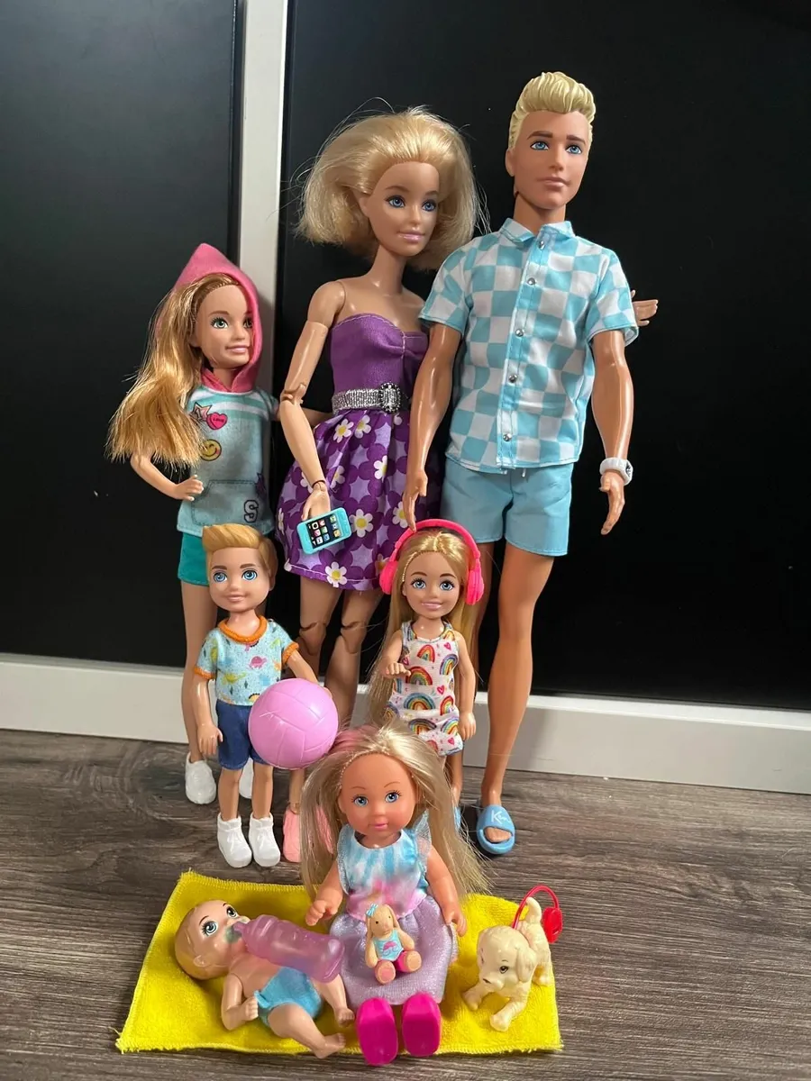 Barbie Family with accessories and a car - Image 3
